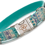 Collar para perros con un llamativo diseño estampado en tonos azules y turquesas, ideal para un estilo único. Fabricado con materiales resistentes, incluye un cierre metálico robusto decorado con un grabado de mascota, ofreciendo seguridad y elegancia en cada detalle. Perfecto para garantizar comodidad y estilo durante los paseos.