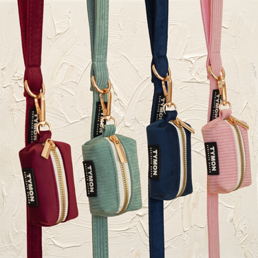 Porta-bolsas higiénicas Tymon en cuatro colores, colgados de sus correas
